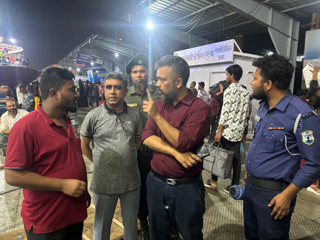 লঞ্চে এক বার ব্যবহারযোগ্য প্লাস্টিক ও পলিথিন মানা, সদরঘাটে মোবাইল কোর্ট